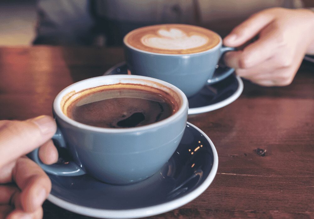コーヒーカップを手にした40代男女の出会いのシーンを表す手元