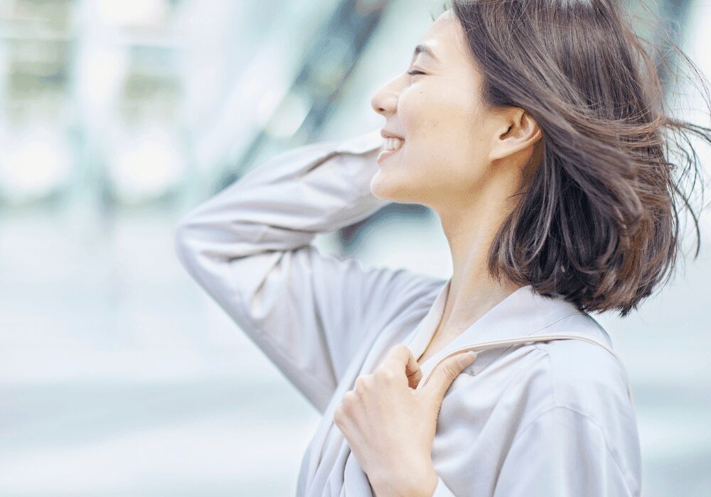 未来への希望を感じて微笑む大人の女性