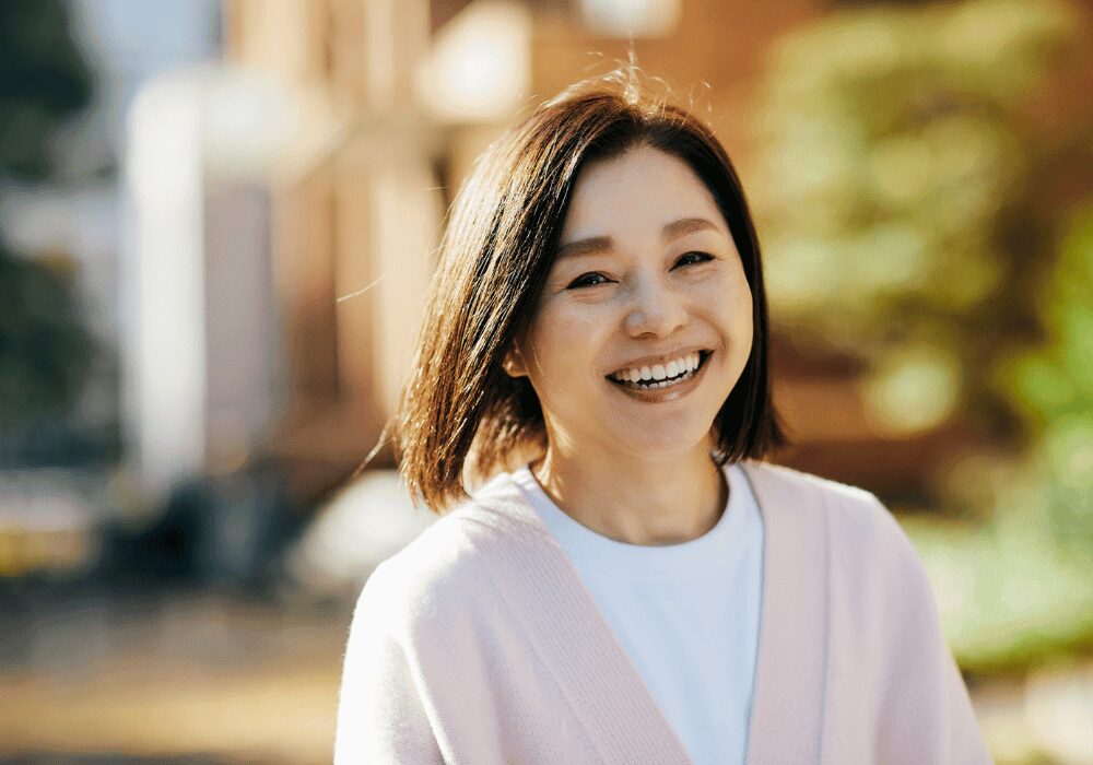 再婚に前向きな明るい笑顔の40代女性