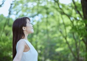 40代女性が恋愛したいけど怖いという気持ちや不安を和らげるため深呼吸する様子