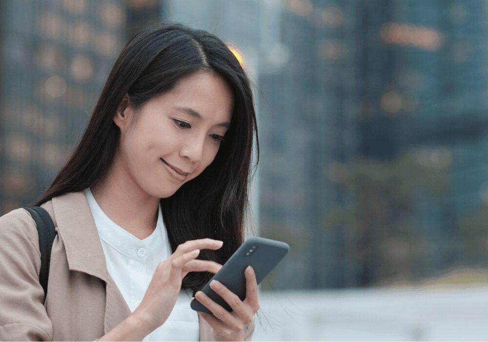 婚活を始めようとスマホを手にする40代女性