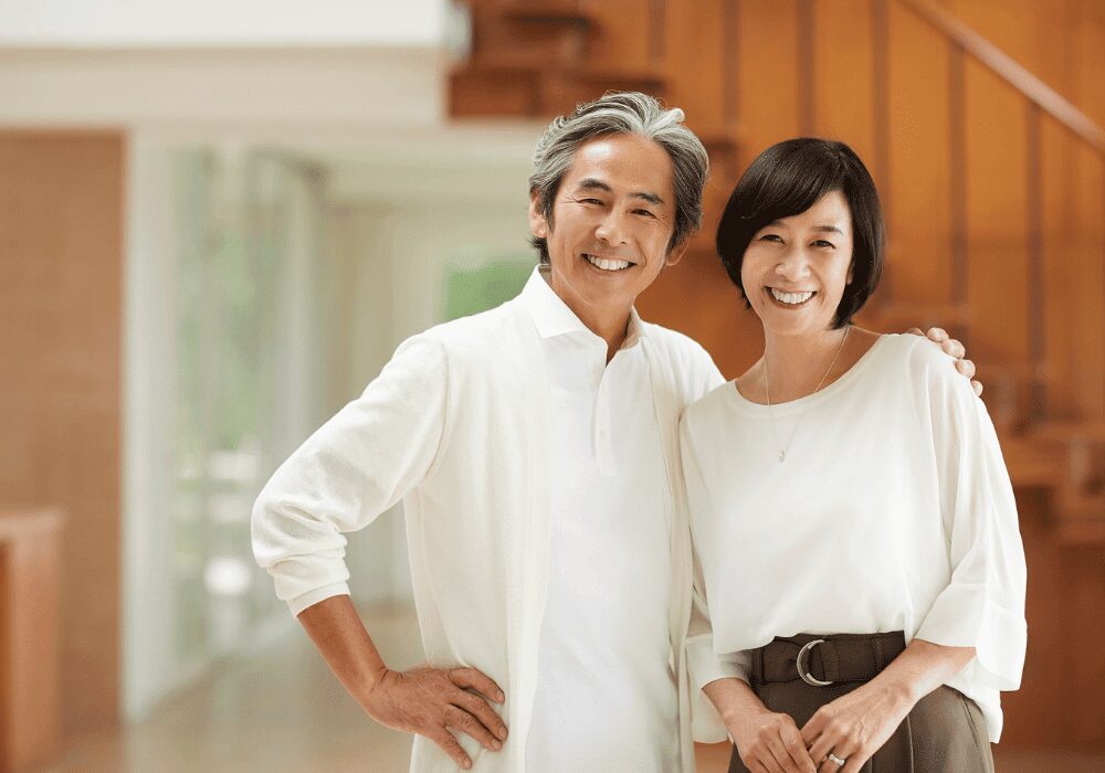 成婚を迎えて笑顔を見せる40代・50代の男女