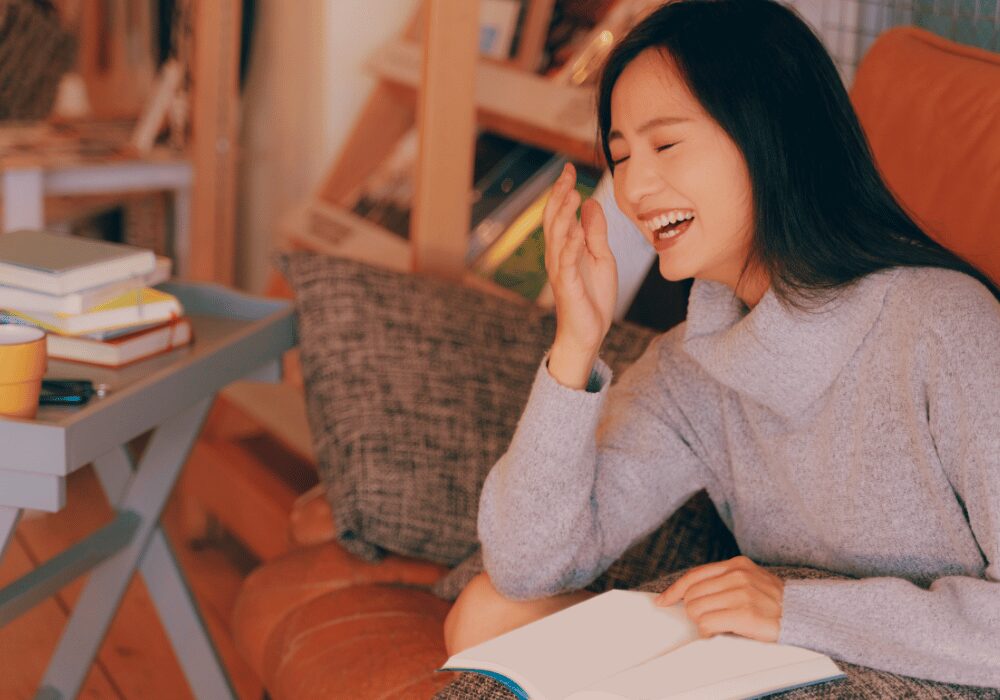 素の自分で安心して楽しそうに会話する女性