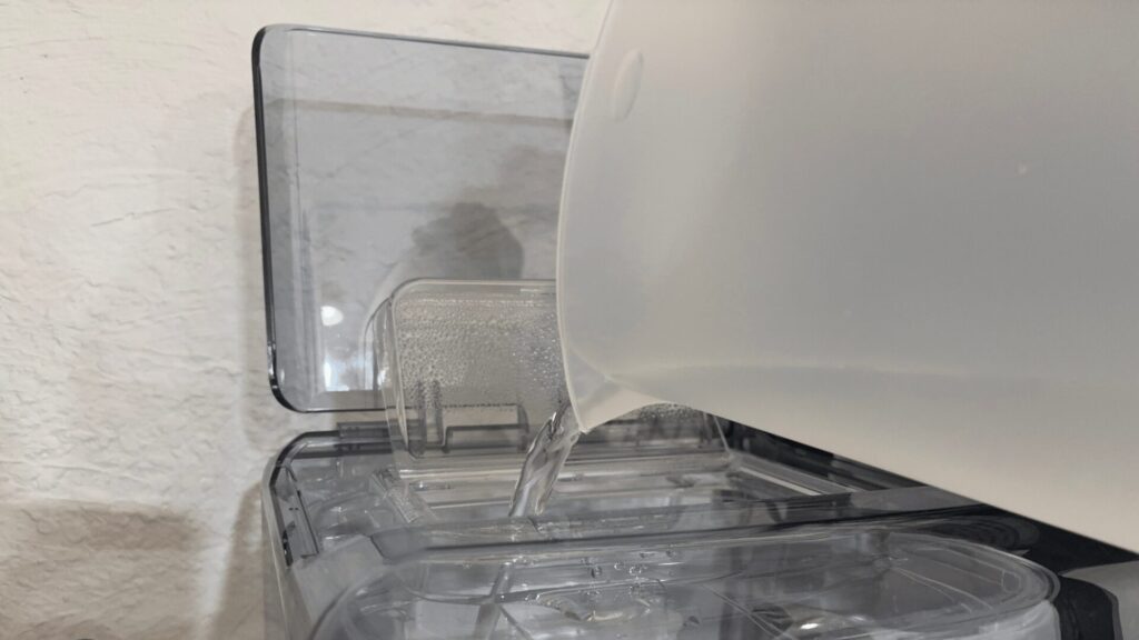 浄水型ウォーターサーバーに水を補充しているところ
