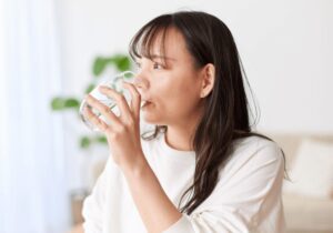水道水を飲む女性